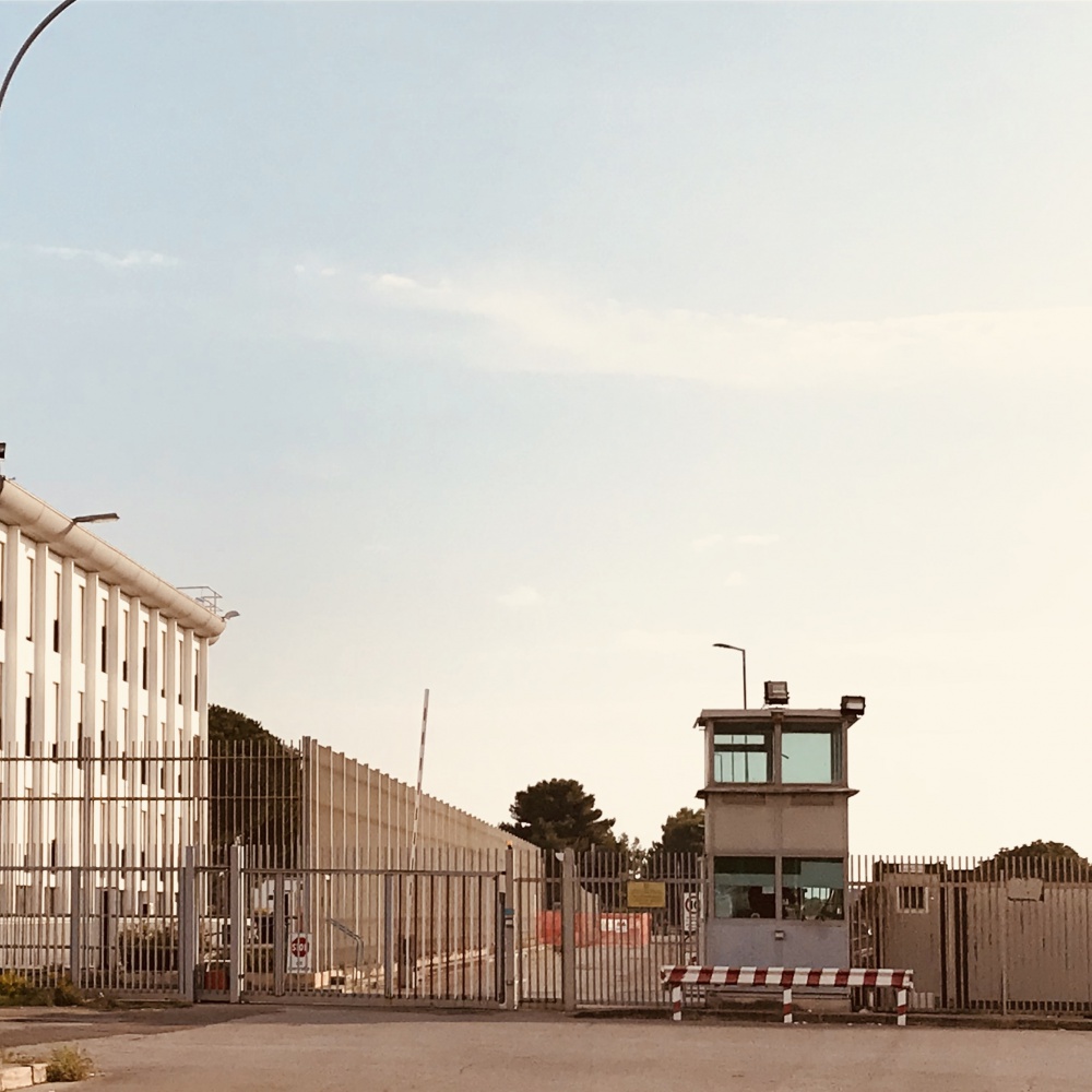 Taranto, Cade drone in carcere con telefoni e droga