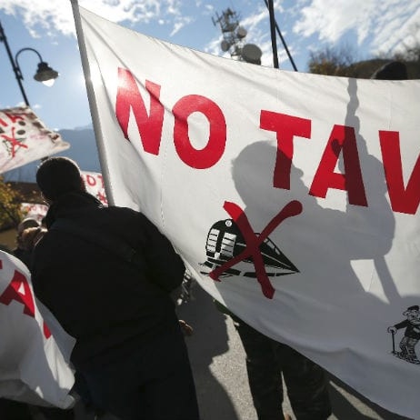 TAV, ancora scontri in Val di Susa, venti persone fermate