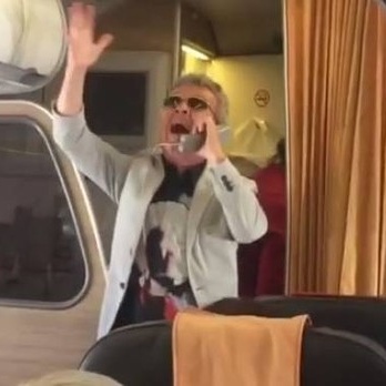 Tensione a bordo di un aereo, Pupo canta e riporta la calma