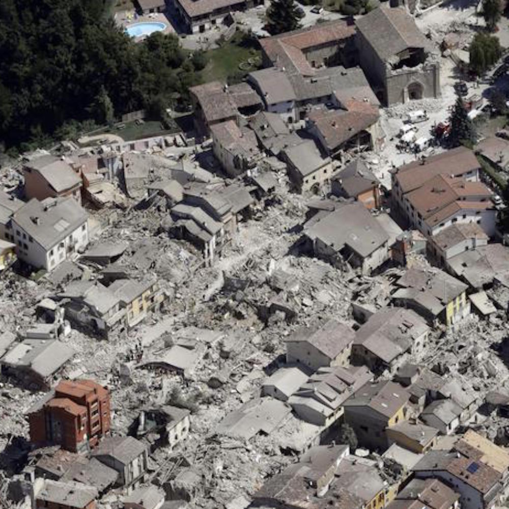 Terremoto centro Italia, imprenditore ride parlando dei futuri affari