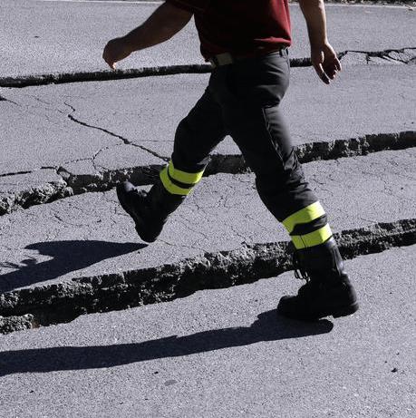 Terremoto, fortissima scossa di magnitudo 6.5 nel Centro Italia