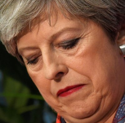 Theresa May più debole: si dimettono due consiglieri