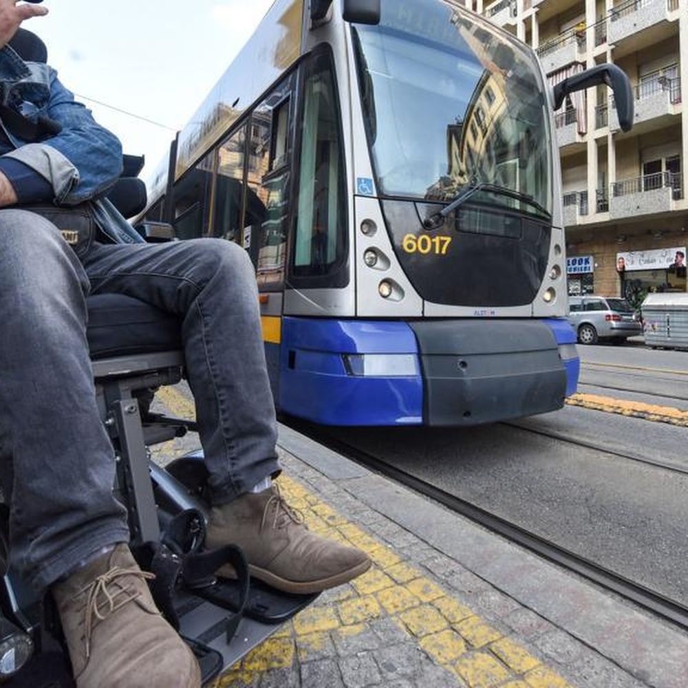 Torino, marocchino disabile insultato su tram