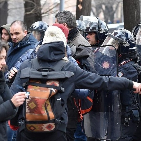 Torino, scontri dopo lo sgombero dell'asilo occupato