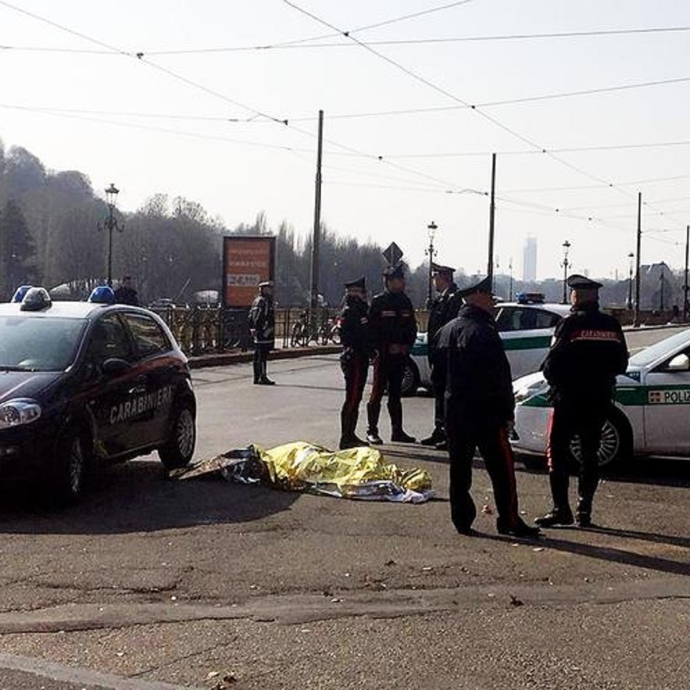 Torino, uomo ucciso in strada, è stato accoltellato