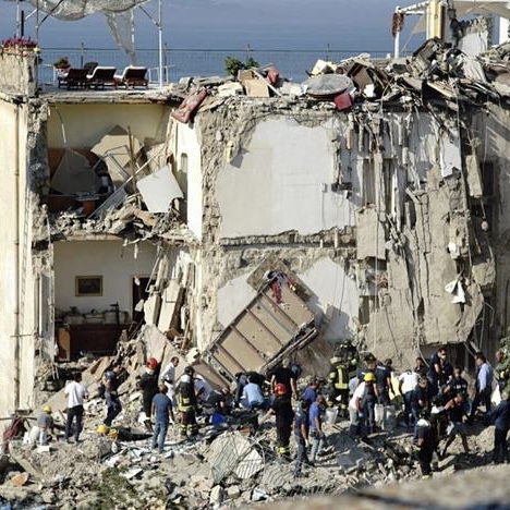 Torre Annunziata, crolla una palazzina 