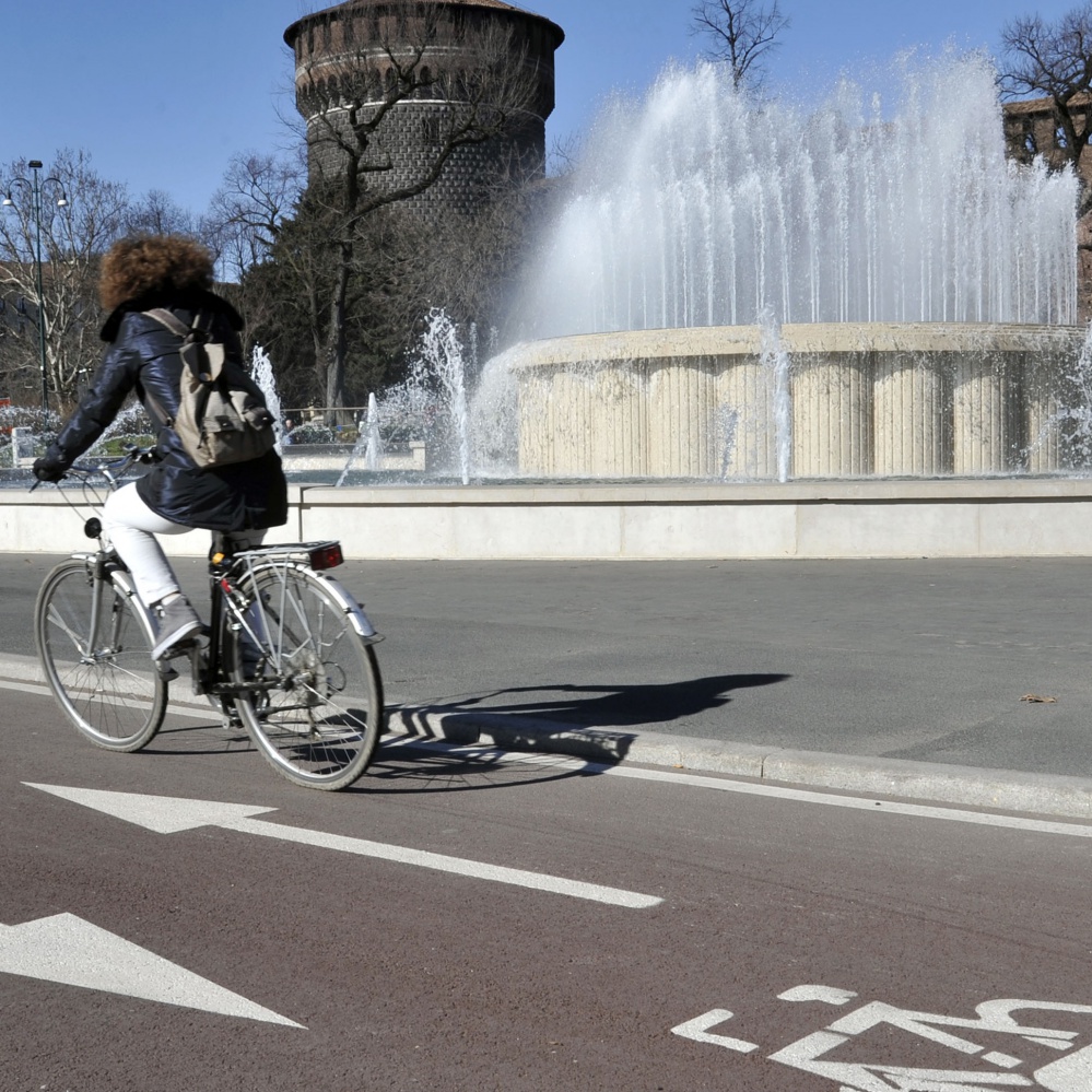 Trasporti, gli italiani si muovono sempre di più a piedi e in bici