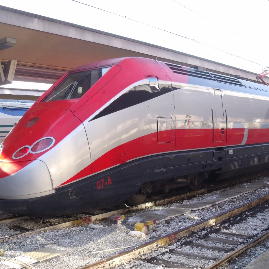 Trenitalia, dimezzati i rincari degli abbonamenti per i pendolari