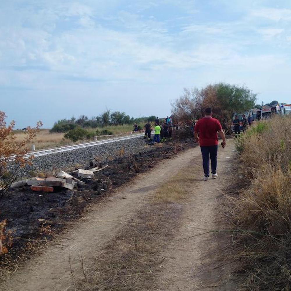 Treno investe una famiglia, morti due bimbi, grave la madre