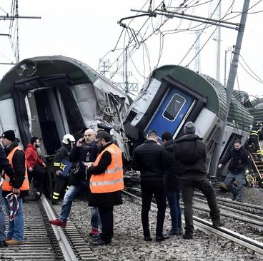 Trenord, treno deraglia a Milano