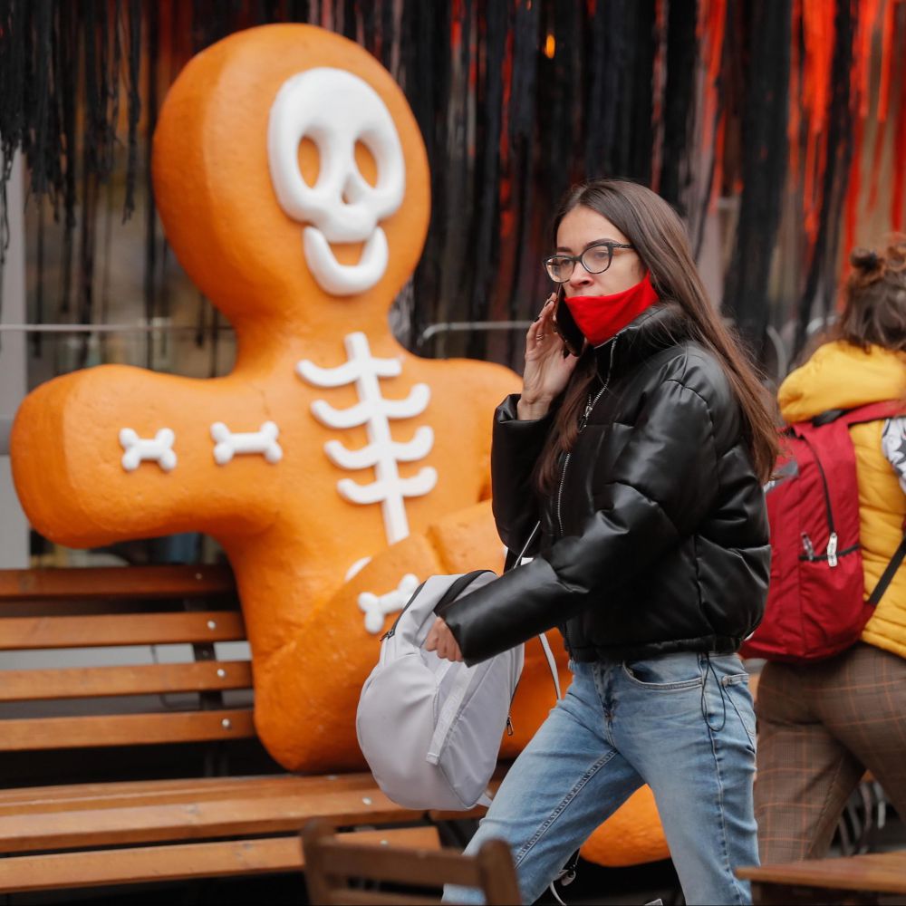 Troppi contagi tra i giovani, i sindaci fermano le feste di Halloween