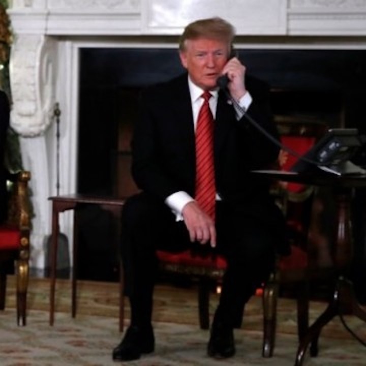 Trump chiede ad una bambina se crede in Babbo Natale