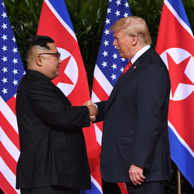 Trump-Kim Jong-un, storica stretta di mano a Singapore