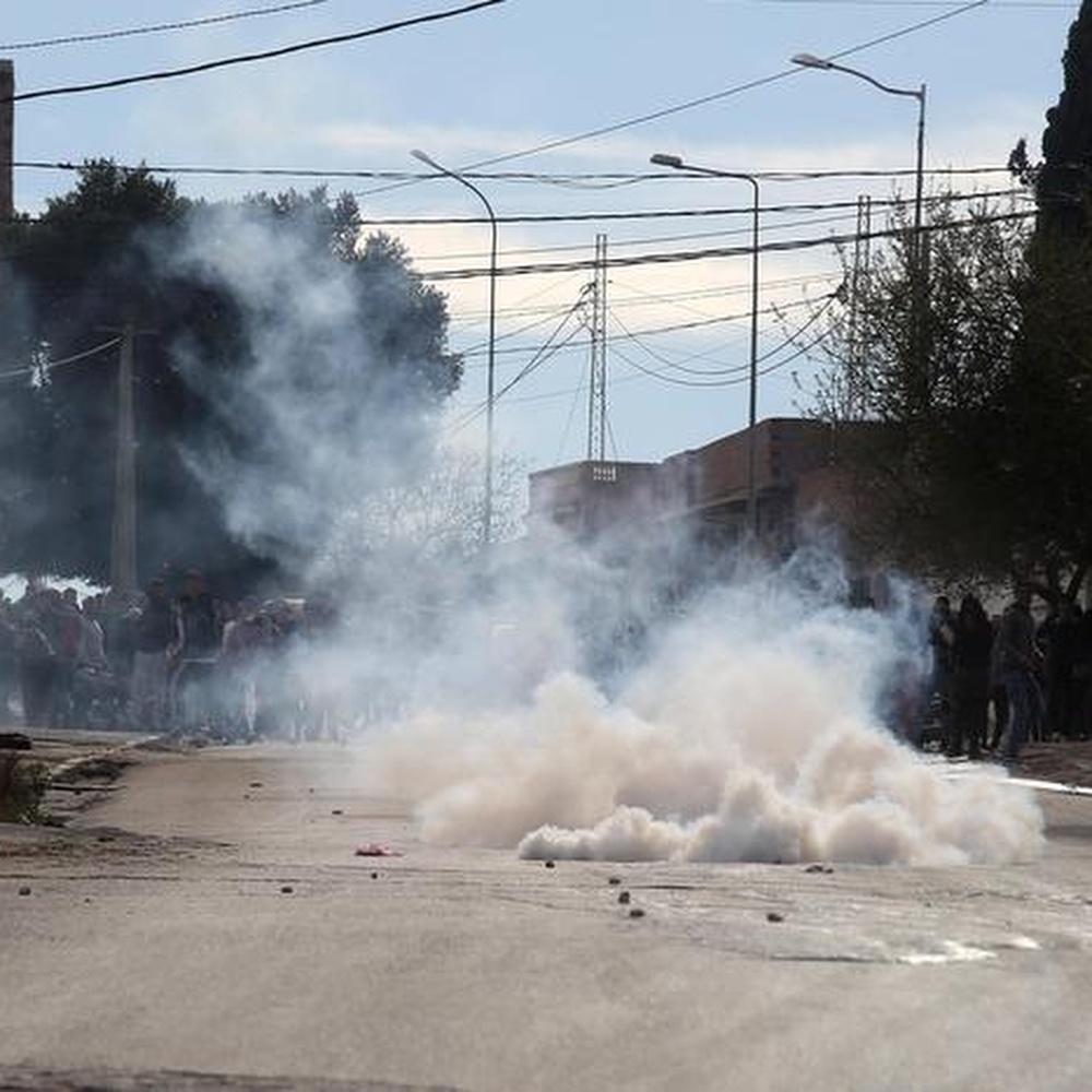 Tunisi, doppia esplosione in città, morto un poliziotto