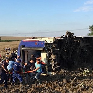 Turchia, deraglia un treno, almeno 10 morti e decine di feriti