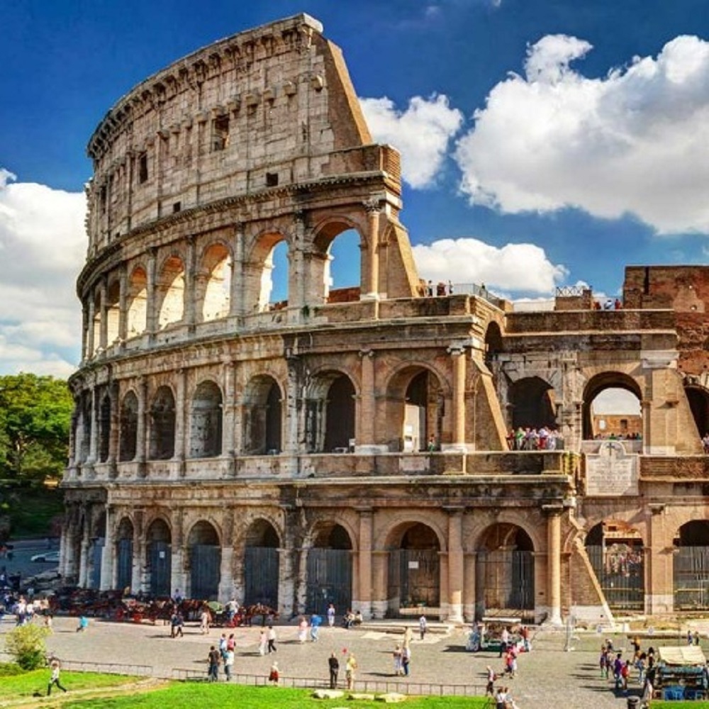 Turista 17enne incide il suo nome sul Colosseo