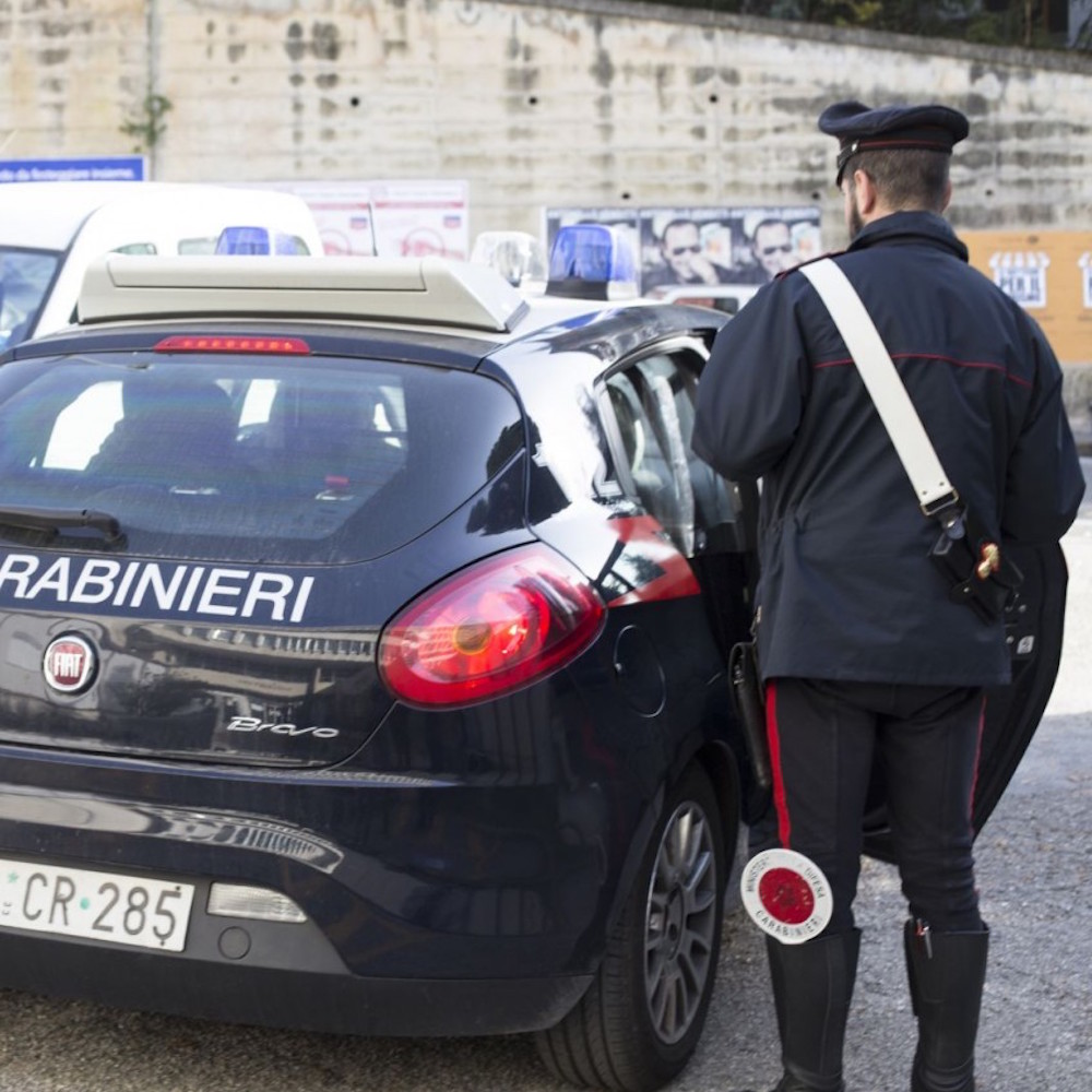 Ubriachi insultano due carabinieri: “Pensavamo fossero in maschera”