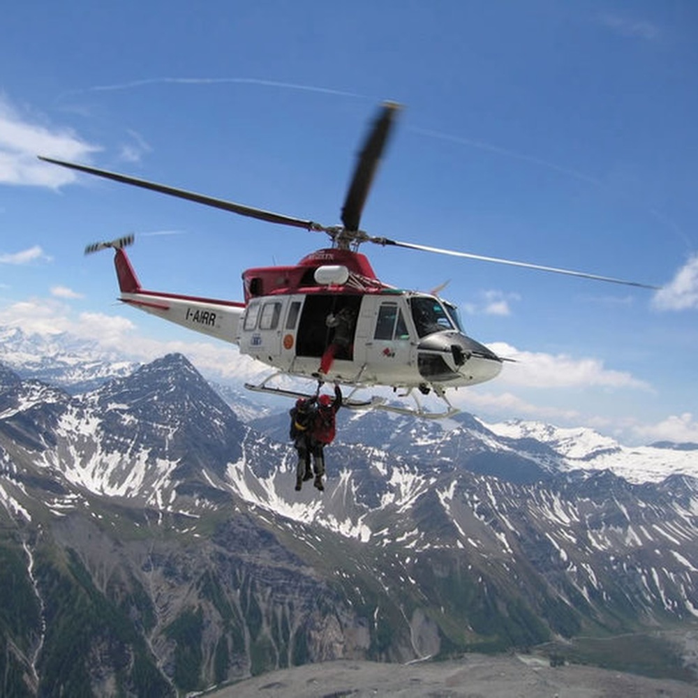 Ultraleggero precipita in Valle d'Aosta, muore ex campione di mtb