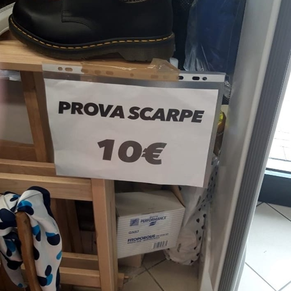 Un negozio fa pagare dieci euro per provare le scarpe