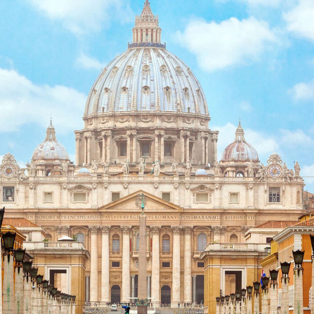 Uomo getta a terra candelabro a San Pietro, fermato