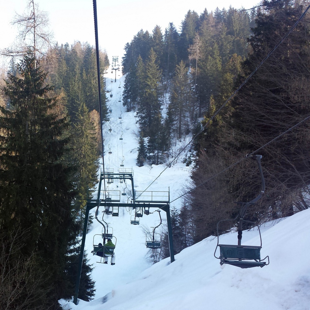 Val Seriana, albero cade su una seggiovia, sciatori bloccati