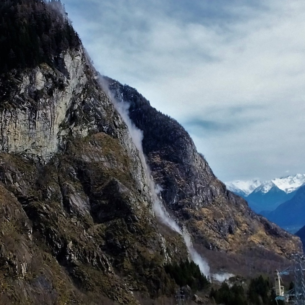 Valchiavenna, frana a Gallivaggio, chiusa statale, comuni isolati