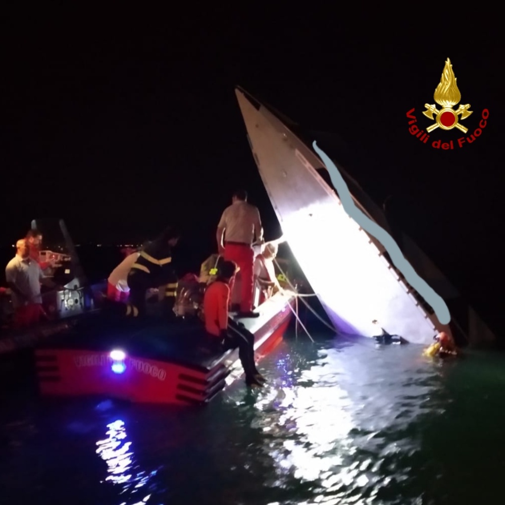 Venezia, barca si schianta contro diga, 3 morti ed un ferito