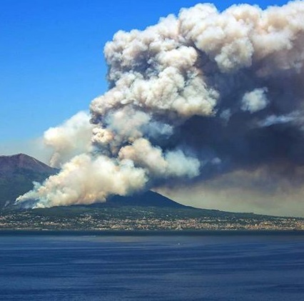 Vesuvio, danno provocato da una o più persone