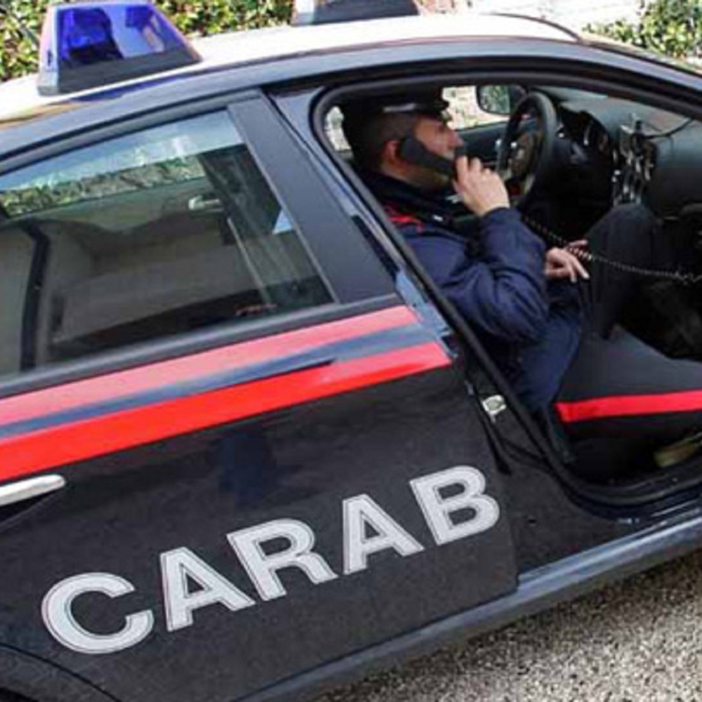 Vibo Valentia, arsenale in giardino, arrestati padre e figlio