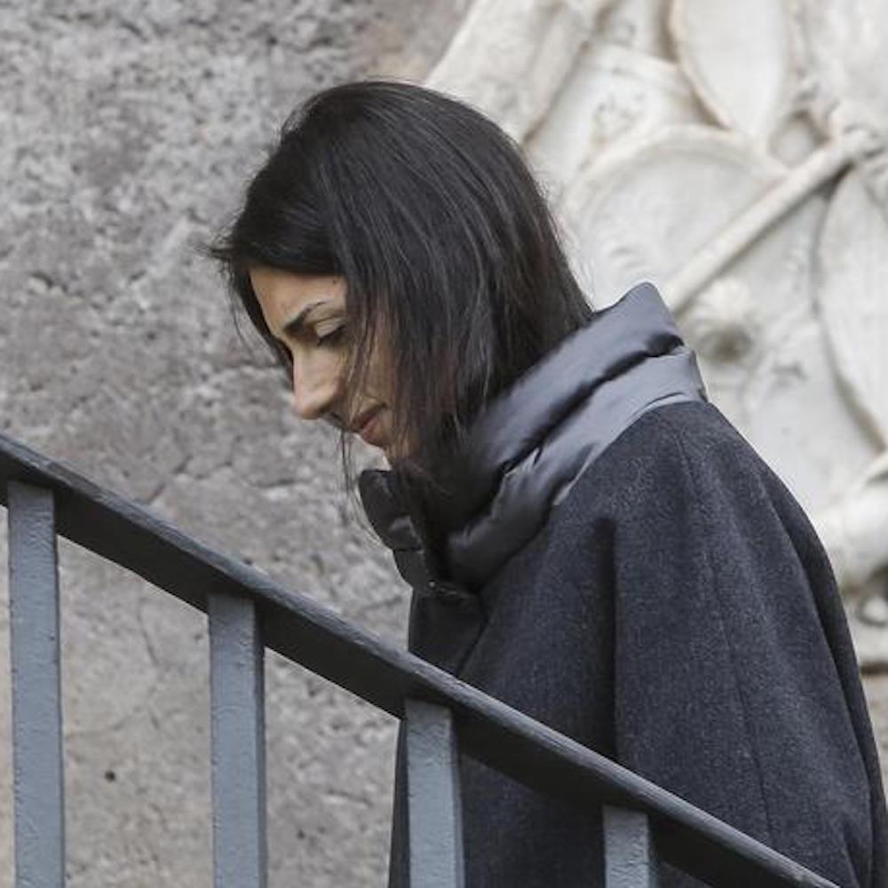 Virginia Raggi, indagata in concorso con Romeo per abuso d'ufficio