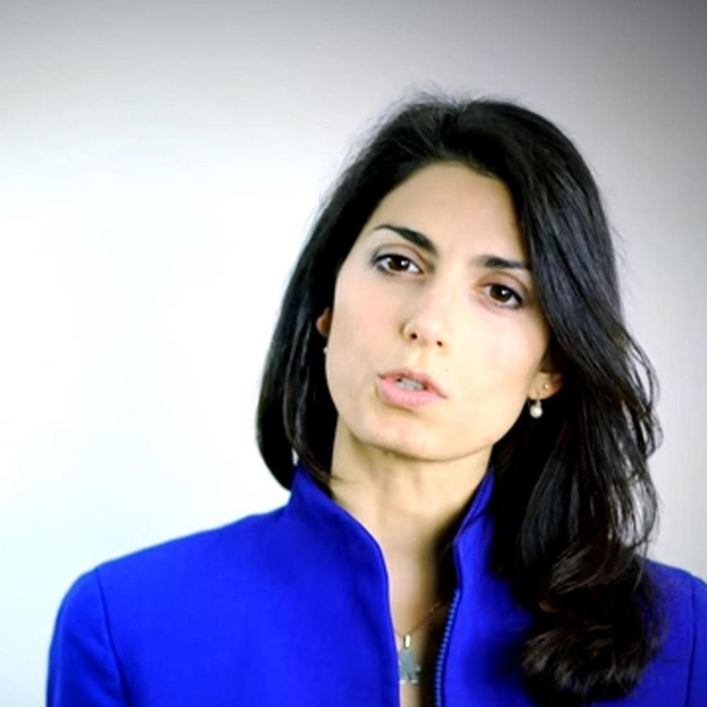 Virginia Raggi lavora a testa bassa aspettando Grillo 