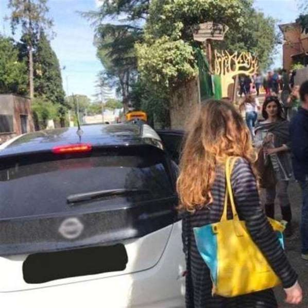 Virginia Raggi parcheggia in divieto, ma la polizia smentisce