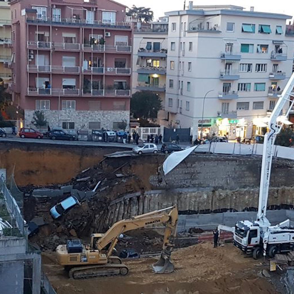 Voragine a Roma, auto sprofondano per 10 metri