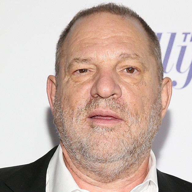 Weinstein si consegna alla Polizia, è accusato di stupro