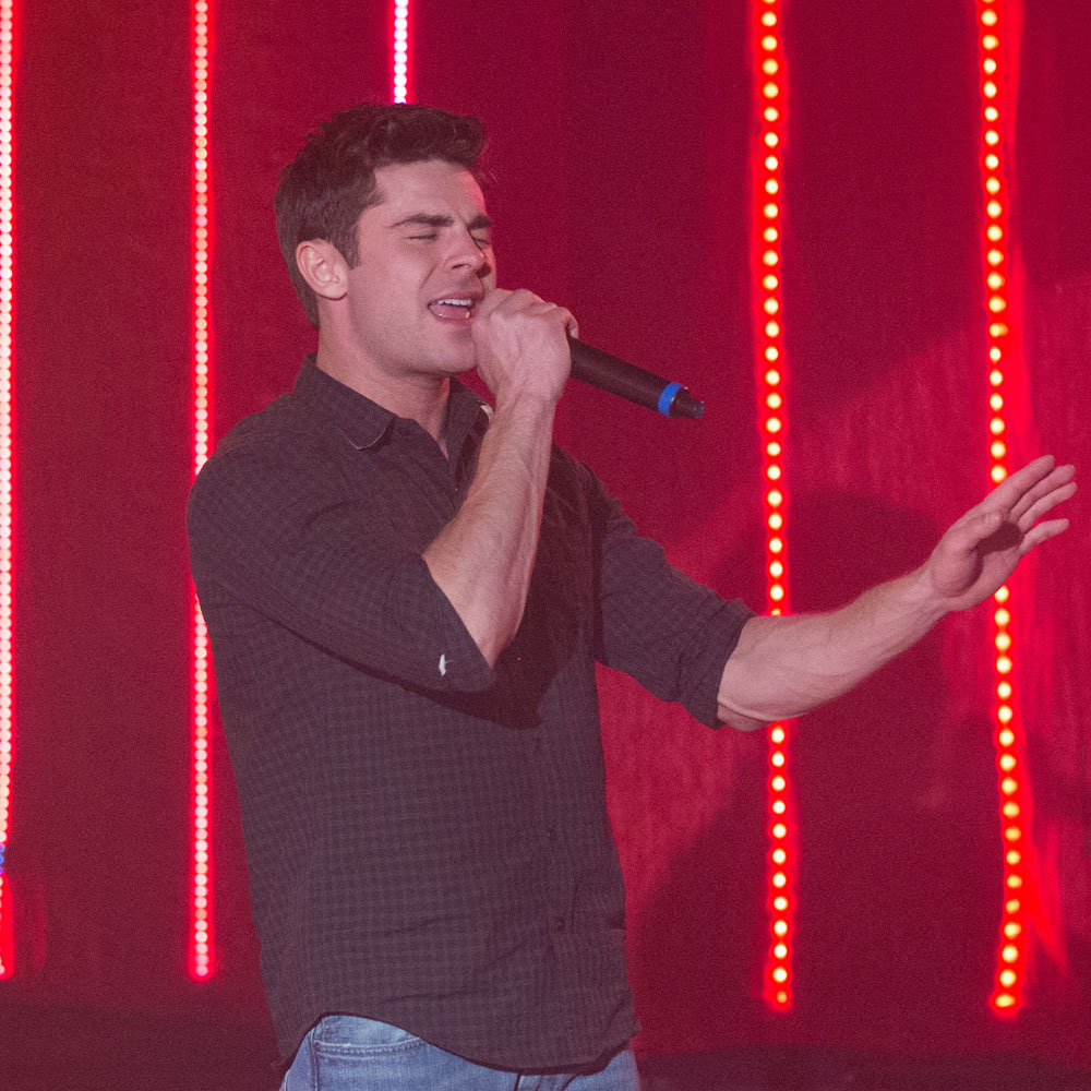 Zac Efron scatenato al karaoke canta Celine Dion