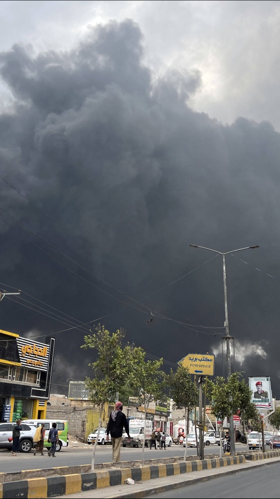 Bombe israeliane sull'aeroporto di Sanaa, nello Yemen. Trump: gli Houthi annunciano stop ai combattimenti, Usa cesseranno raid