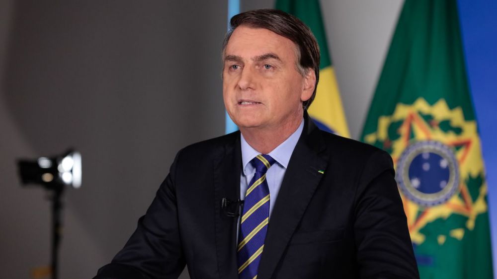 Covid-19, Bolsonaro nega i morti e ironizza sulla malattia mentre in Brasile aumenta il contagio