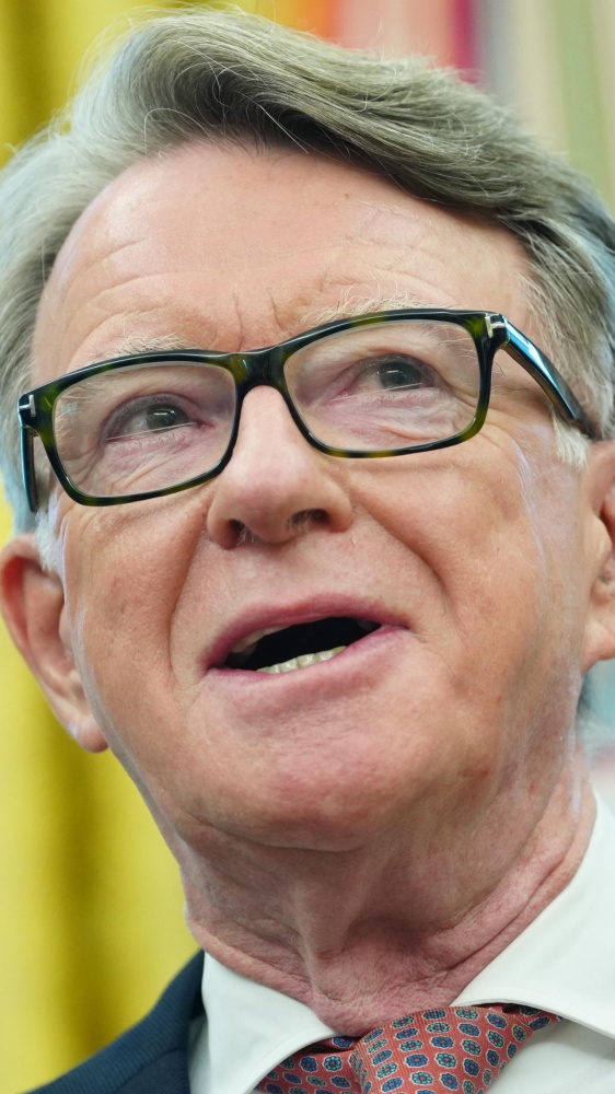 Gran Bretagna: arrestato l'ex ambasciatore Peter Mandelson, coinvolto nel caso Epstein come l'ex principe Andrea,