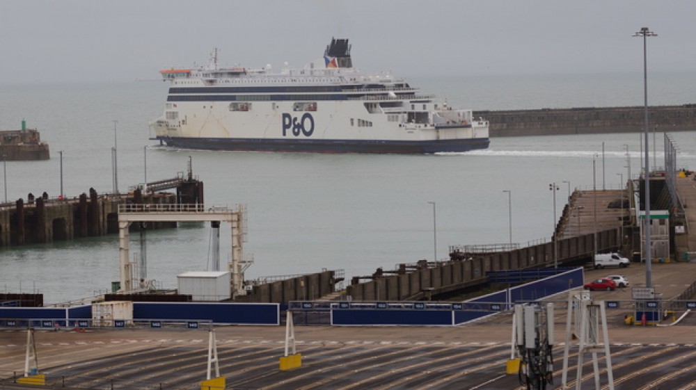 Gran Bretagna, si riapre parzialmente, al porto di Dover file di camion e tir  in attesa di partire per la Francia
