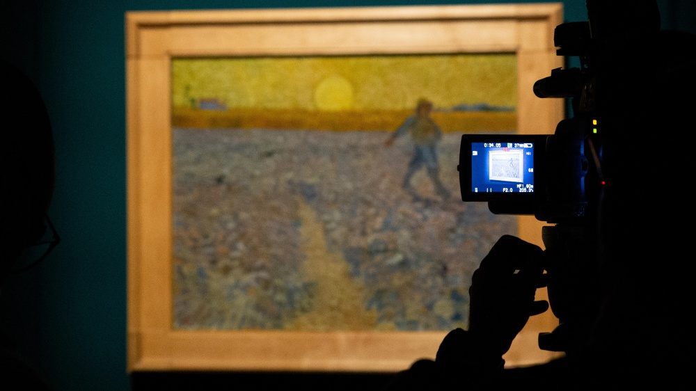 Lanciano minestrone su un quadro di Van Gogh: gli ambientalisti no-art colpiscono anche a Roma, opera salva