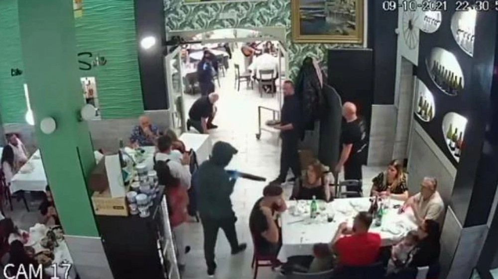 Napoli, identificati e arrestati i tre che che il 9 ottobre entrarono in un ristorante armati di kalashnikov