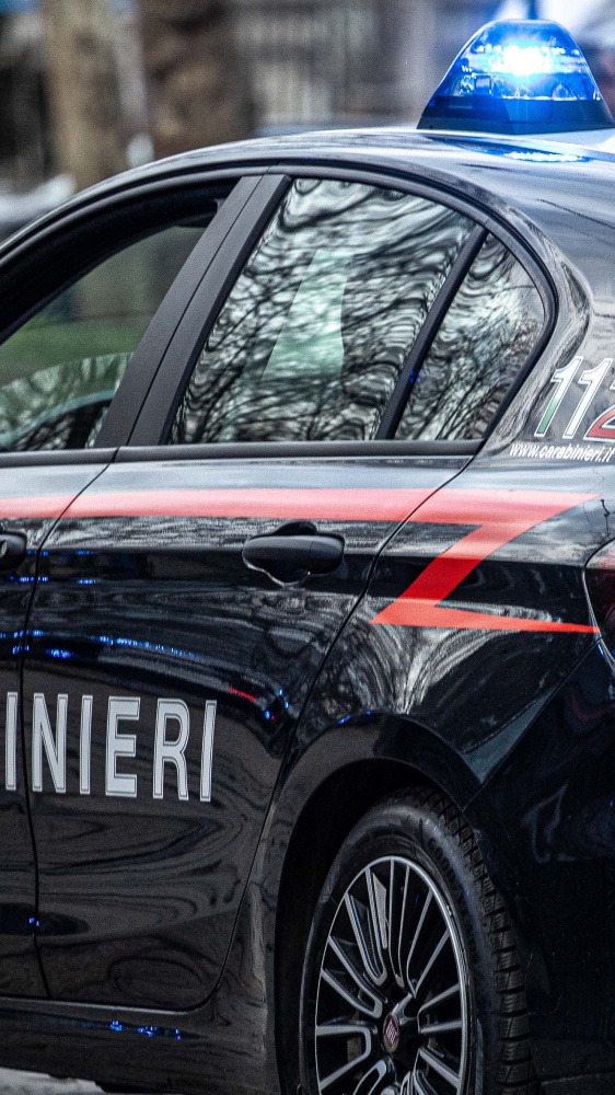 'Papà ci picchia': una 16enne manda un messaggio agli amici e lo fa arrestare