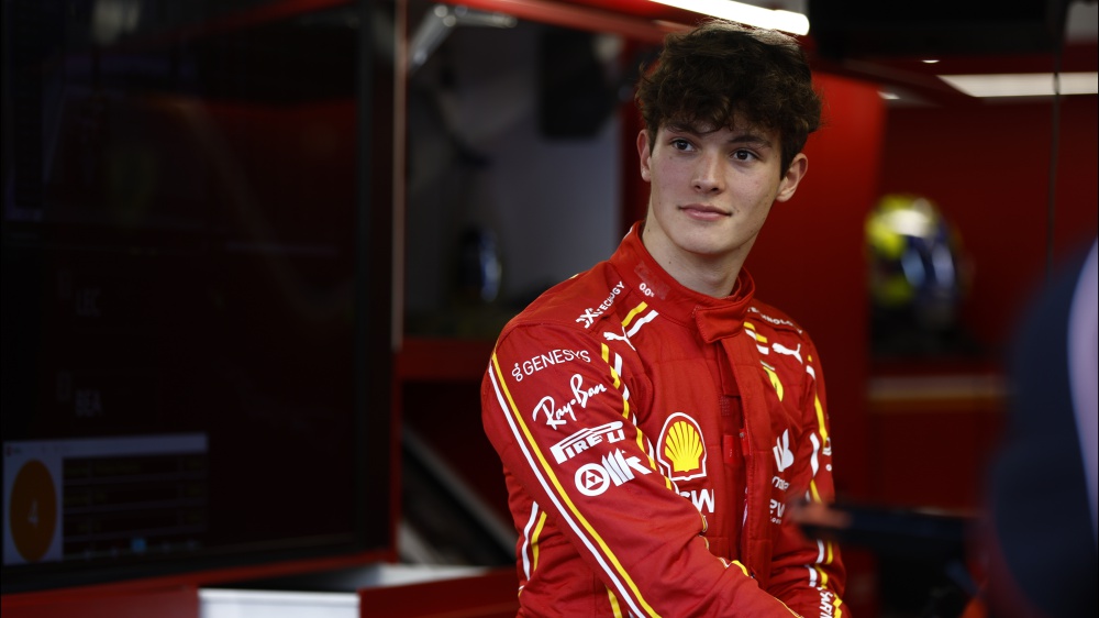 18 anni, britannico e già a bordo di una Ferrari, Oliver Bearman, un predestinato che sostitusce Carlos Sainz sulla rossa