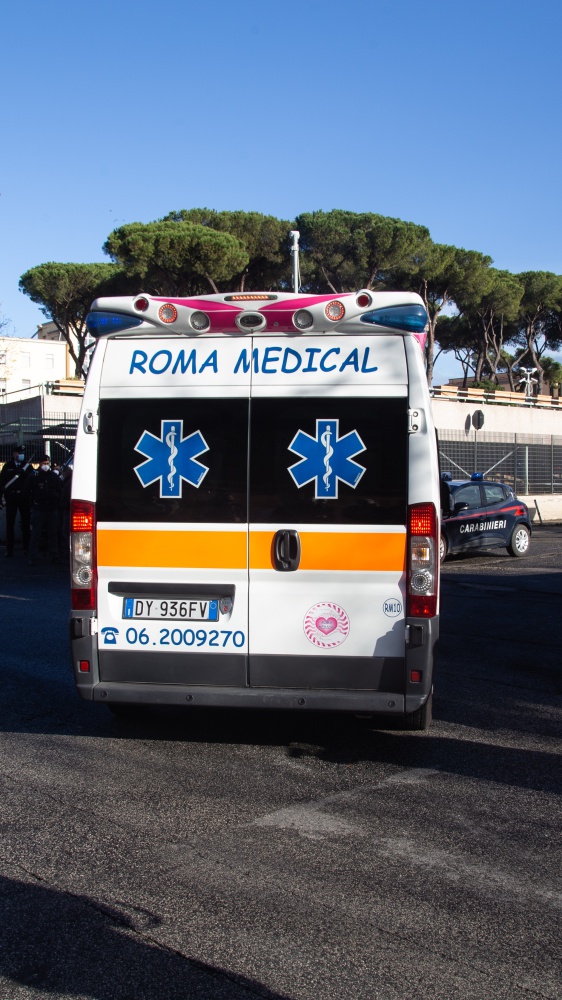 22enne muore dopo intervento di rinoplastica. Aveva trovato il medico sui social. La Procura di Roma indaga