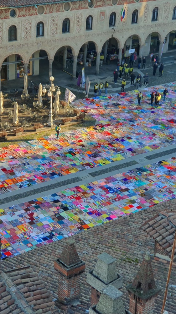 3500 coperte tappezzano la piazza Ducale di Vigevano per dire no alla violenza