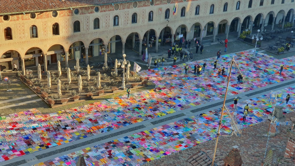 3500 coperte tappezzano la piazza Ducale di Vigevano per dire no alla violenza