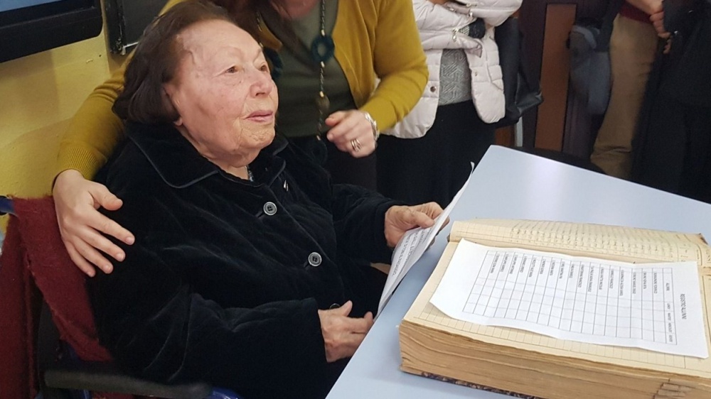 A Caltanissetta un'ex professoressa di 102 anni è tornata in classe, realizzato il sogno di insegnare di nuovo per un giorno