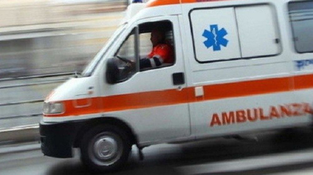Cade da carrozzina per una buca, 21enne morto in ospedale