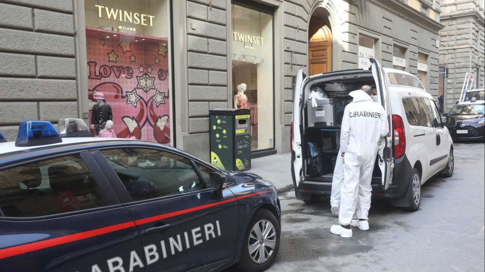 A Firenze uno studente precipita dal quarto piano di un palazzo e muore sul colpo