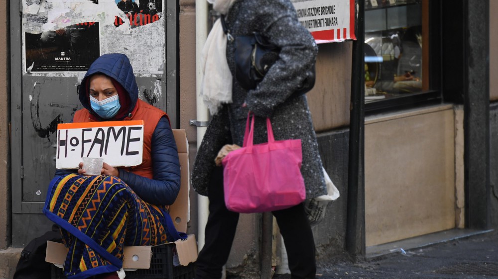 A Genova i poveri non rispettano le distanze e fanno la coda senza mascherina, multati, in Toscana verificate alcune violazioni